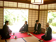 参加者への呈茶が行われた豊松庵（大阪城西の丸庭園内）