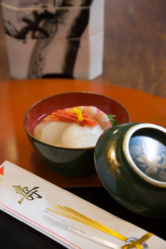 Soupe claire pour une nouvelle année avec du miso blanc